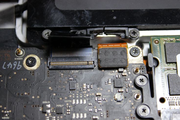 Ремонт MacBook Pro Unibody 15: ремонт материнской платы после попадания жидкости